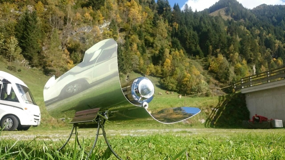solární vařič a karavan v přírodě